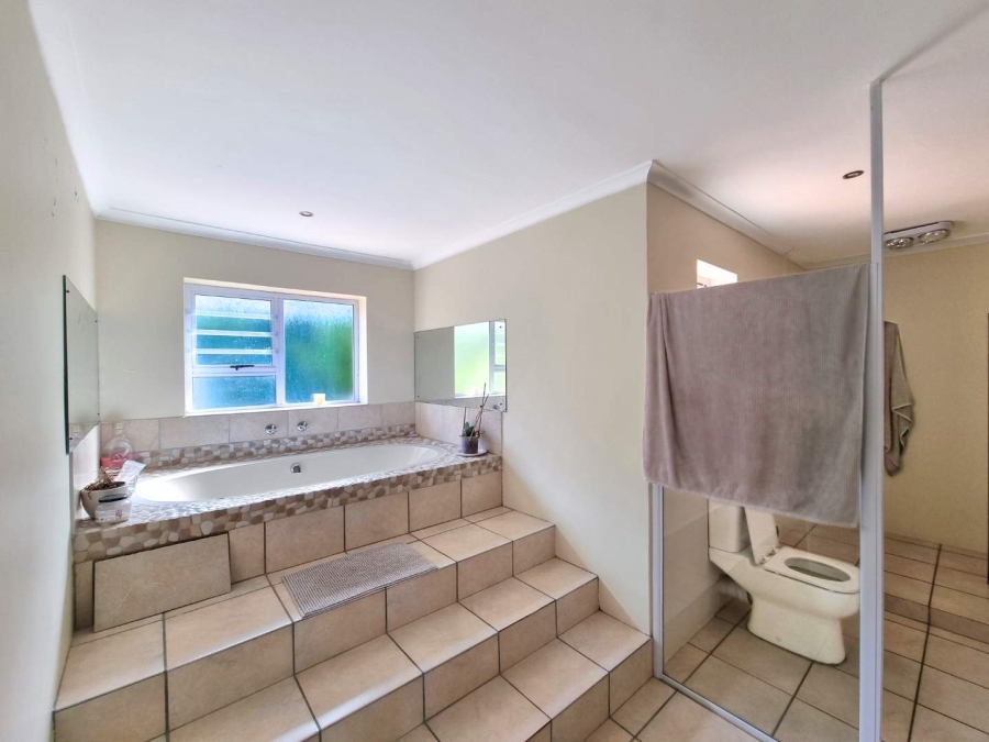 5 Bedroom Property for Sale in Chanteclair Western Cape